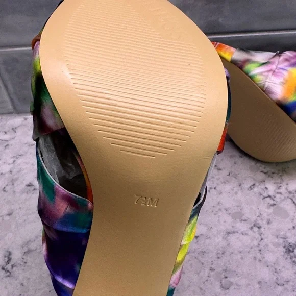 Guess  Addey 2 Blue Fabric Floral Pumps Size 7.5 NIB - Picture 5 of 9